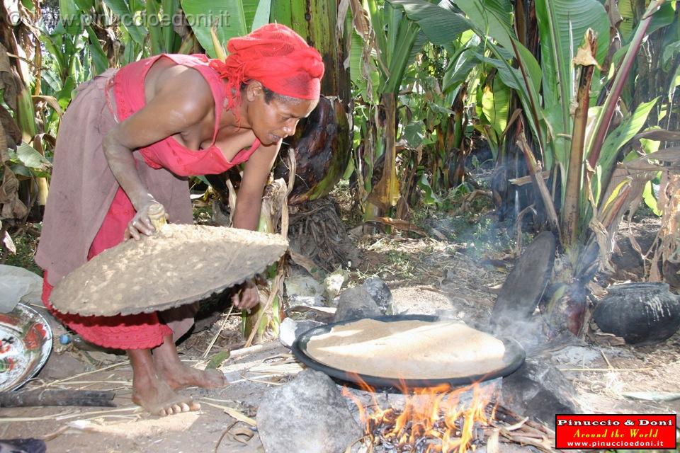 Ethiopia - Preparazione del kotcho pane tradizionale - 10.jpg